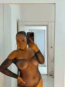 Hermosa morena es una de las damas de compañía más solicitadas hoy