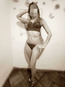 Rubia bella, una de las escorts en Villas de Granada más deseadas del momento