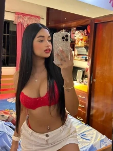 Camila, elegancia y discreción en nuestro catálogo profesional