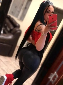 Laura destaca entre las putas por su presencia